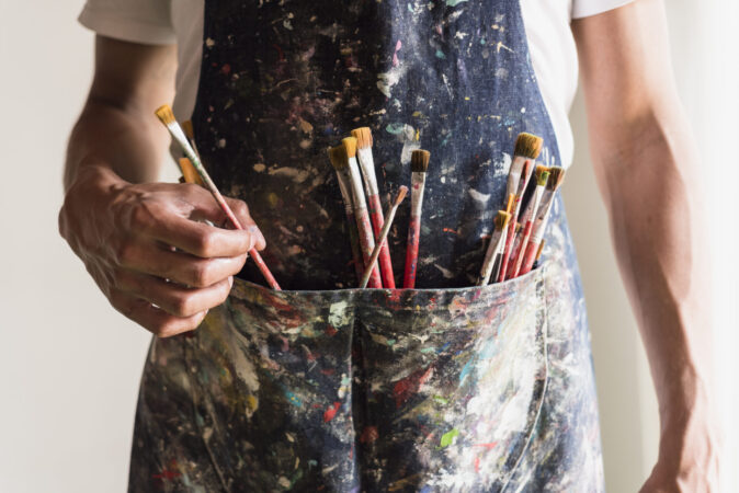 Zbliżenie na malarstwo olejne ukazujące technikę impasto używaną przez mistrzów sztuki.