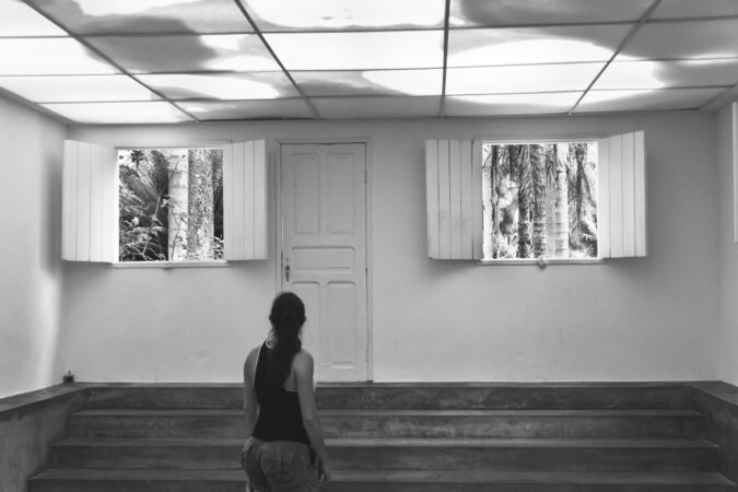 Artysta prezentujący swoje dzieła w wirtualnej galerii sztuki online.