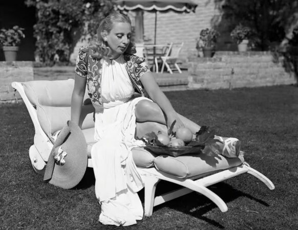 Zdjęcie przedstawiające Tamarę Łepmicką na leżaku