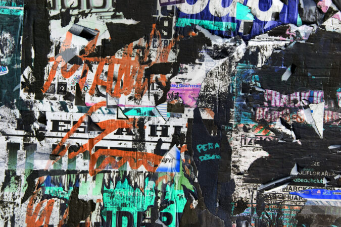 Kolorowe graffiti na ścianie miejskiego budynku.