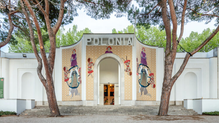 Widok na pawilon na Biennale w Wenecji.