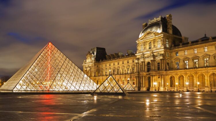 Widok na Luwr w Paryżu z jego charakterystyczną szklaną piramidą.