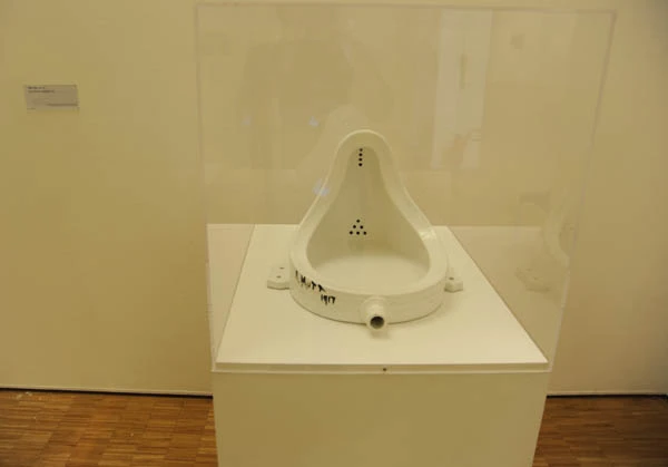 Pisuar "Fontanna" Marcela Duchampa, jedno z najbardziej kontrowersyjnych dzieł sztuki.